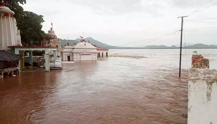 Cuttack : बाराम्बा में देवी भट्टारिका मंदिर में बाढ़ का पानी घुसा Cuttack : बाराम्बा में देवी भट्टारिका मंदिर में बाढ़ का पानी घुसा