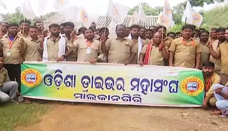 Odisha : ड्राइवर यूनियन की हड़ताल, बस और ट्रक सेवा ठप Odisha : ड्राइवर यूनियन की हड़ताल, बस और ट्रक सेवा ठप