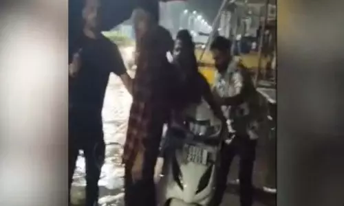 नाईट क्लब से निकली युवती ने की हाई वोल्टेज ड्रामा, वायरल हो रहा वीडियो