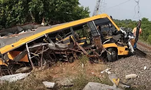 Cuddalore : ट्रेन ने स्कूल वैन को मारी टक्कर, 2 छात्रों की मौत Cuddalore : ट्रेन ने स्कूल वैन को मारी टक्कर, 2 छात्रों की मौत