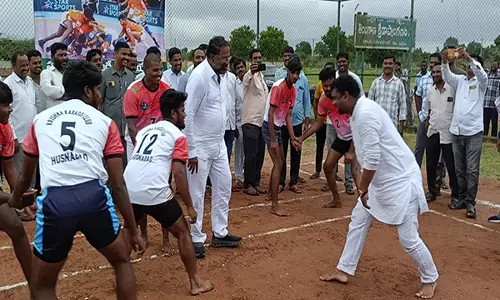 Telangana के मंत्री पोन्नम प्रभाकर ने करीमनगर जिले में छात्रों के साथ कबड्डी खेली Telangana के मंत्री पोन्नम प्रभाकर ने करीमनगर जिले में छात्रों के साथ कबड्डी खेली