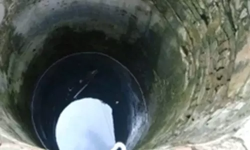 कुएं से मरे हुए मेंढकों को निकाल रहे थे पिता-पुत्र, करंट से दोनों की मौत