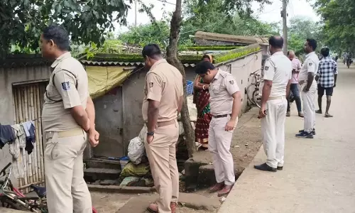 पारादीप में बांग्लादेशी परिवार हिरासत में, अवैध प्रवेश की आशंका की जांच जारी पारादीप में बांग्लादेशी परिवार हिरासत में, अवैध प्रवेश की आशंका की जांच जारी