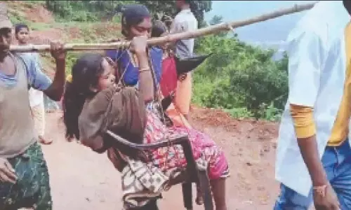 Odisha : सड़क पर वाहन न चलने के कारण गर्भवती महिला को 10 किलोमीटर तक कंधे पर उठाकर ले जाना पड़ा