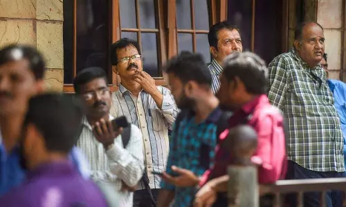 अमेरिकी टैरिफ की समयसीमा से पहले सतर्कता के बीच सेंसेक्स, निफ्टी लगभग अपरिवर्तित बंद