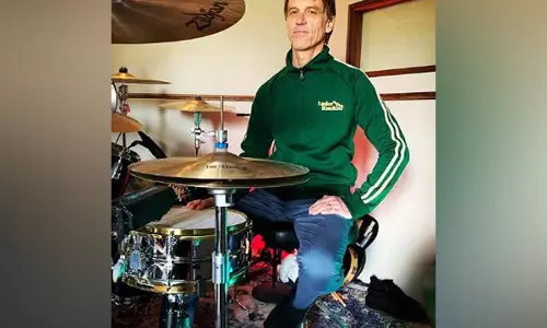 Pearl Jam के ड्रमर मैट कैमरून ने 27 साल बाद बैंड छोड़ने की घोषणा की