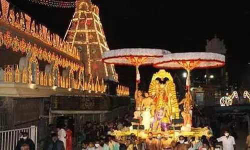 Tirumala में दो बार गरुड़ वाहन सेवा Tirumala में दो बार गरुड़ वाहन सेवा