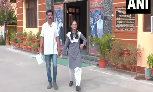 जनता दरबार में CM Yogi से मिलने के बाद छात्रा स्कूल लौटी