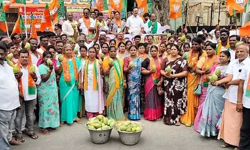 सब्सिडी नहीं मिलने पर मुख्यमंत्री आवास पर आम भेजने का विरोध: BJP