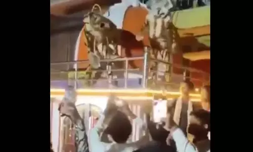 मंदिर में चढ़कर किया उत्पात, 2 लड़के गिरफ्तार मंदिर में चढ़कर किया उत्पात, 2 लड़के गिरफ्तार