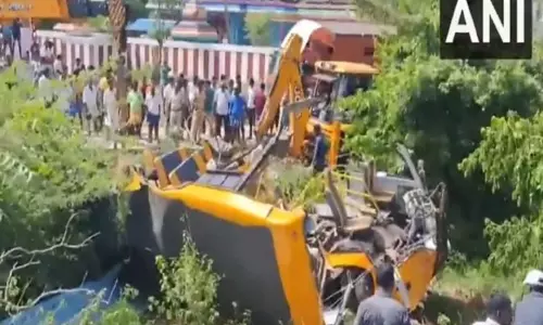 Tamil Nadu: स्कूल बस के ट्रेन से टकराने से 2 छात्रों की मौत, 3 घायल Tamil Nadu: स्कूल बस के ट्रेन से टकराने से 2 छात्रों की मौत, 3 घायल