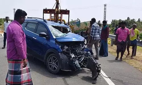 Tamil Nadu : कार मालवाहक वाहन से टकराई, 4 लोगों की मौत Tamil Nadu : कार मालवाहक वाहन से टकराई, 4 लोगों की मौत