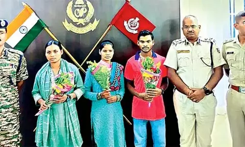 Odisha : तीन माओवादियों ने पुलिस के समक्ष आत्मसमर्पण किया Odisha : तीन माओवादियों ने पुलिस के समक्ष आत्मसमर्पण किया