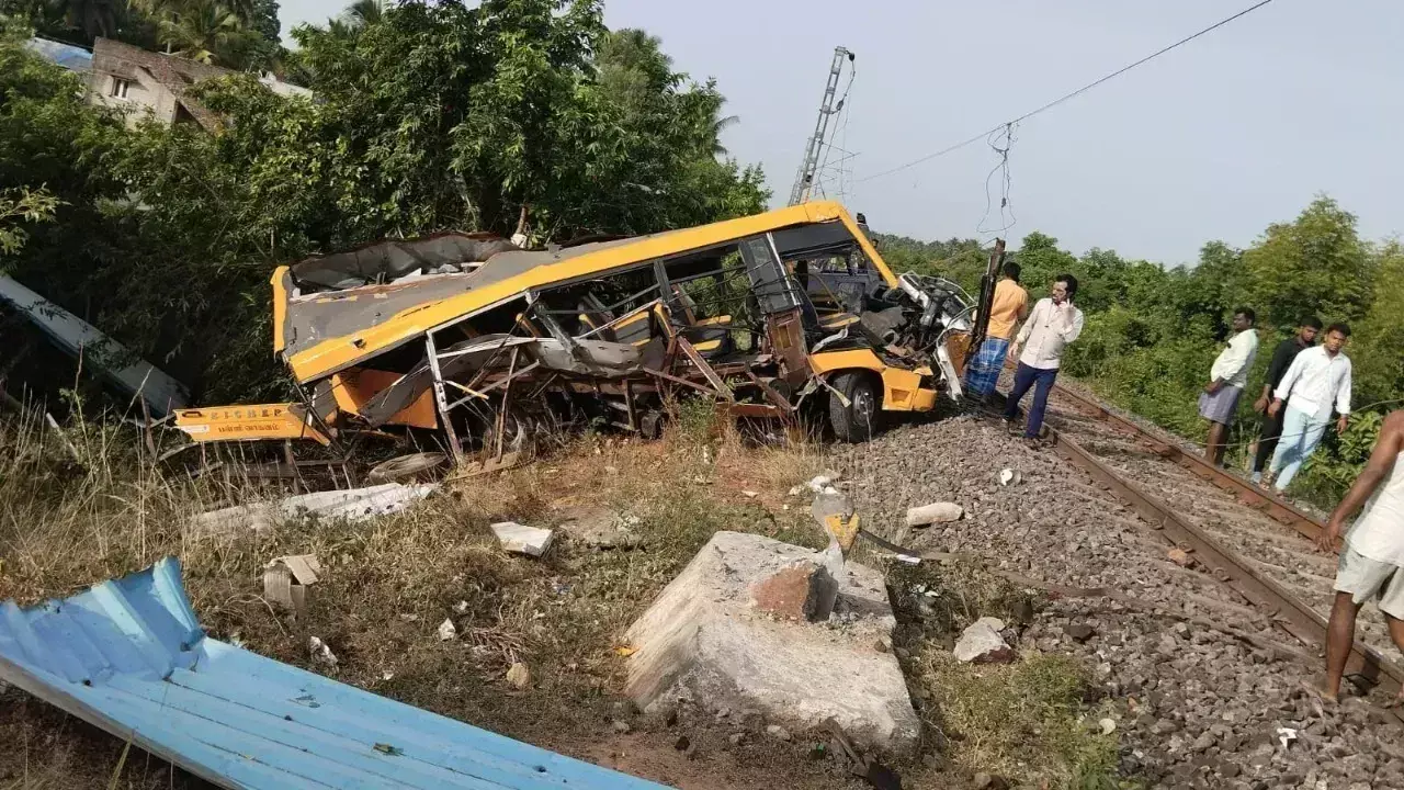 Tamil Nadu में ट्रेन ने स्कूल वैन को टक्कर मारी, दो छात्रों की मौत Tamil Nadu में ट्रेन ने स्कूल वैन को टक्कर मारी, दो छात्रों की मौत