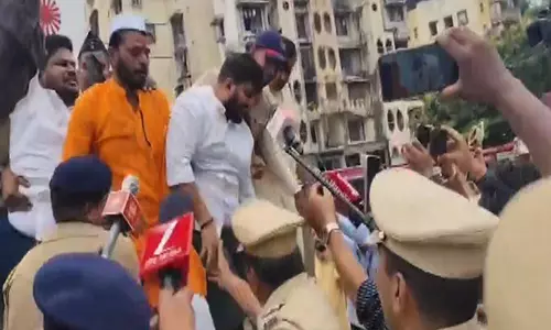 मीरा भयंदर में व्यापारियों के विरोध प्रदर्शन से पहले MNS नेता अविनाश जाधव को हिरासत में लिया गया मीरा भयंदर में व्यापारियों के विरोध प्रदर्शन से पहले MNS नेता अविनाश जाधव को हिरासत में लिया गया