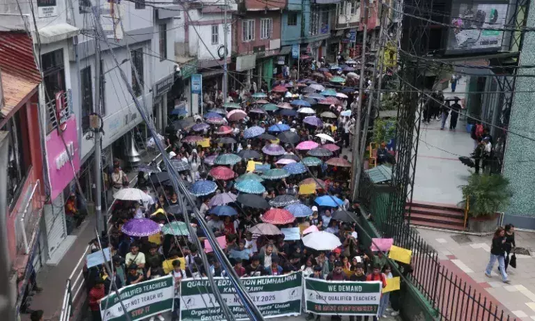 Mizoram: अयोग्य अंशकालिक शिक्षकों की बर्खास्तगी की मांग को लेकर छात्रों ने निकाली रैली Mizoram: अयोग्य अंशकालिक शिक्षकों की बर्खास्तगी की मांग को लेकर छात्रों ने निकाली रैली
