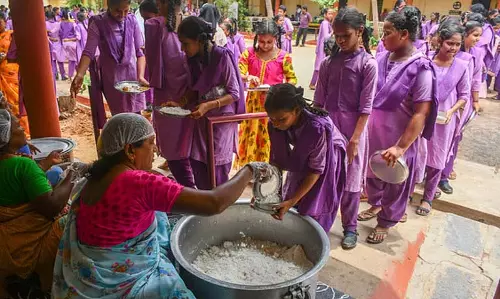 शिक्षा मंत्रालय ने Odisha से मध्याह्न भोजन की गुणवत्ता और कवरेज सत्यापन सुनिश्चित करने का आग्रह किया शिक्षा मंत्रालय ने Odisha से मध्याह्न भोजन की गुणवत्ता और कवरेज सत्यापन सुनिश्चित करने का आग्रह किया