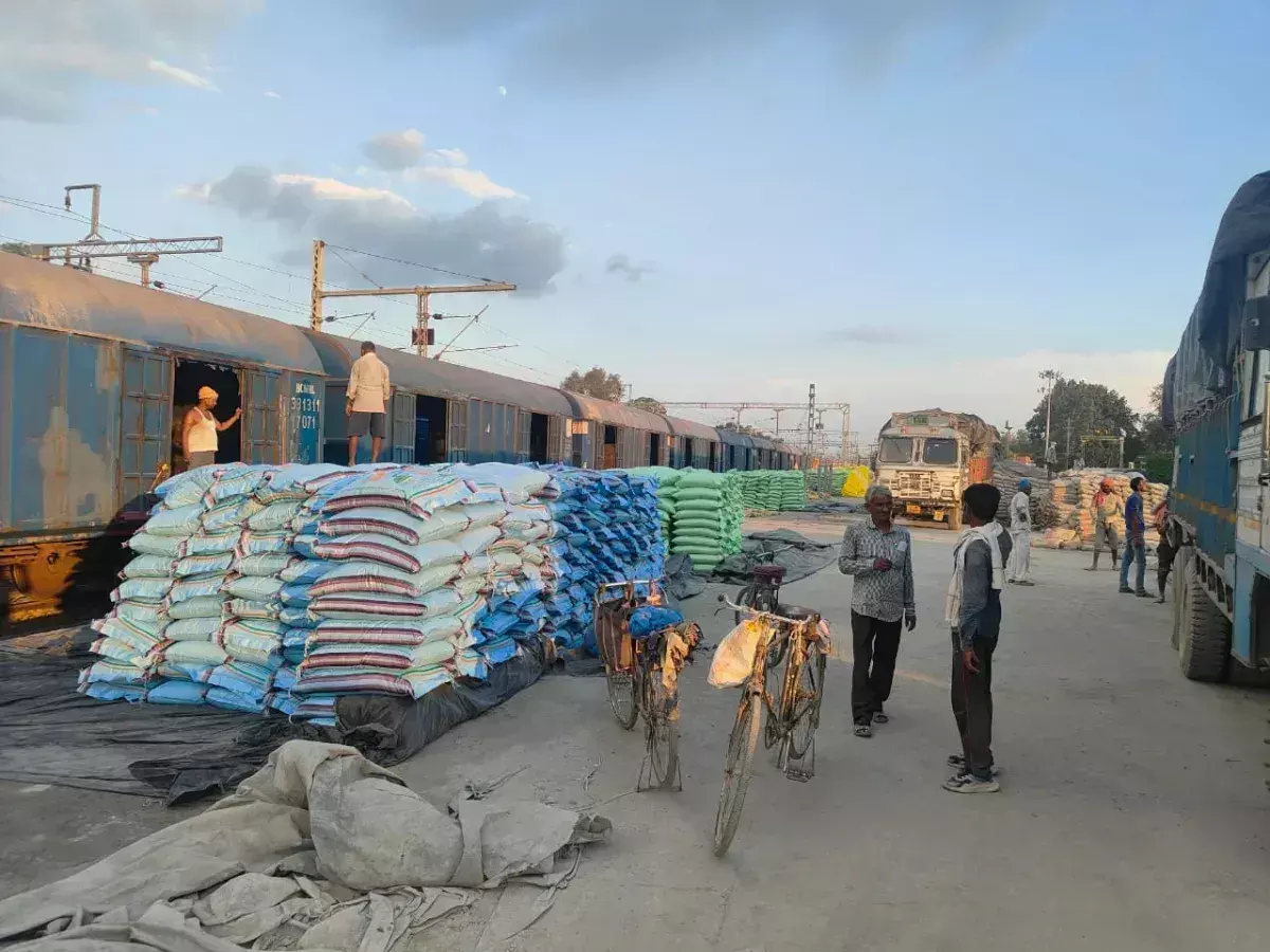 Prayagraj: किसानों को राहत, प्रयागराज में पहुंचा फास्फेटिक उर्वरक