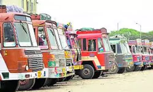 ट्रक मालिकों की हड़ताल ₹250 करोड़ का बिल बकाया: खाद्यान्न परिवहन रुका ट्रक मालिकों की हड़ताल ₹250 करोड़ का बिल बकाया: खाद्यान्न परिवहन रुका