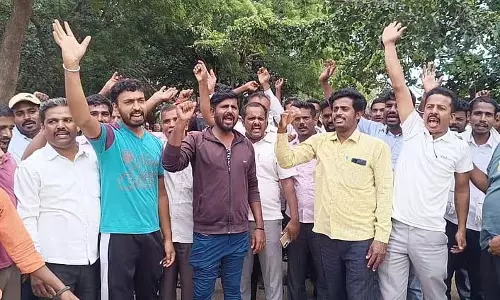 हमारा गांव हमारा ही रहे: किसान प्रस्तावित येत्तिनाहोले जलाशय का कड़ा विरोध कर रहे हमारा गांव हमारा ही रहे: किसान प्रस्तावित येत्तिनाहोले जलाशय का कड़ा विरोध कर रहे