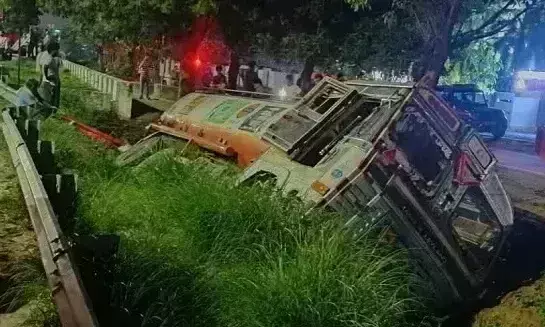 Lucknow: शहीद पथ पर टैंकर पलटा, बड़ा हादसा टला Lucknow: शहीद पथ पर टैंकर पलटा, बड़ा हादसा टला