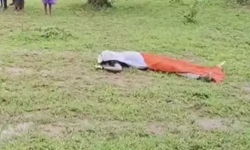 लापता युवक की लाश के पास मिली 3 जोड़ी चप्पल, हत्या की आशंका लापता युवक की लाश के पास मिली 3 जोड़ी चप्पल, हत्या की आशंका