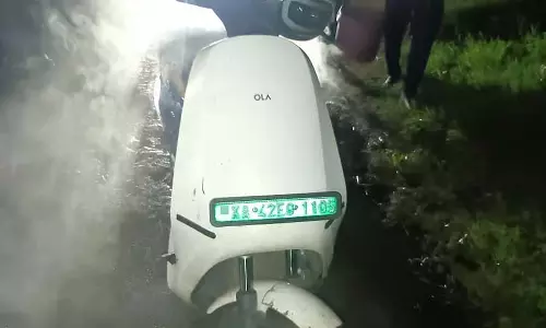 Karnataka : इलेक्ट्रिक स्कूटर में आग लग गई Karnataka : इलेक्ट्रिक स्कूटर में आग लग गई