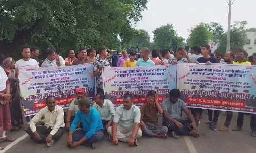 आत्मानंद स्कूल में हिंदी पढ़ाई बंद, आरोप लगाते पालकों ने किया प्रदर्शन