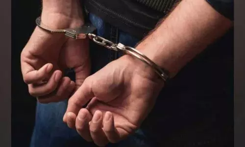 Adilabad: फर्जी मकान के कागजात के आधार पर महिला को ठगने के आरोप में दो सरकारी कर्मचारी गिरफ्तार Adilabad: फर्जी मकान के कागजात के आधार पर महिला को ठगने के आरोप में दो सरकारी कर्मचारी गिरफ्तार
