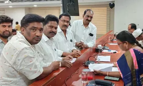 Kothagudem: मन ऊरु मन बड़ी के ठेकेदारों ने बकाया बिलों को लेकर विरोध प्रदर्शन किया