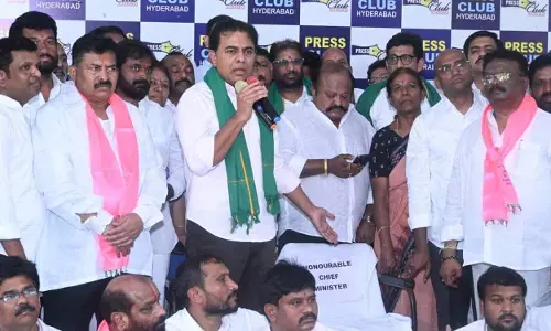 KTR ने किसानों के मुद्दों पर बहस से पीछे हटने के लिए रेवंत रेड्डी की आलोचना की KTR ने किसानों के मुद्दों पर बहस से पीछे हटने के लिए रेवंत रेड्डी की आलोचना की