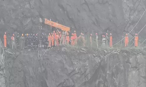 Kerala : पथानामथिट्टा जिले में एक बड़ी चट्टान गिरने से 1 की मौत, 1 घायल Kerala : पथानामथिट्टा जिले में एक बड़ी चट्टान गिरने से 1 की मौत, 1 घायल
