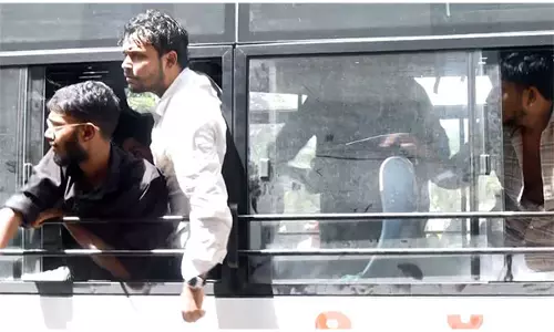 केरल विश्वविद्यालय में राज्यपाल राजेंद्र आर्लेकर के खिलाफ प्रदर्शन कर रहे SFI कार्यकर्ताओं को हिरासत में लिया गया