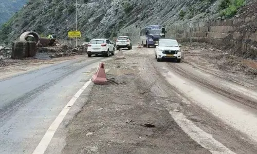 Toll problem: होटल व्यवसायियों ने भूस्खलन प्रभावित राजमार्ग पर राहत की मांग की