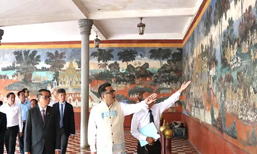 Cambodia के रॉयल पैलेस में रामायण भित्तिचित्र से राज्य मंत्री मार्गेरिटा प्रभावित