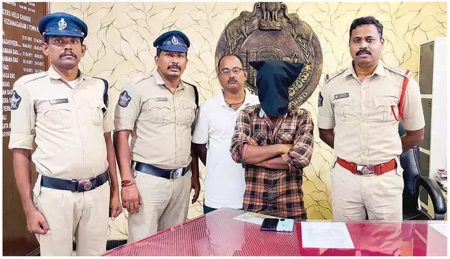 बाथरूम में एक महिला का वीडियो बनाने की कोशिश करने के आरोप में एक व्यक्ति गिरफ्तार