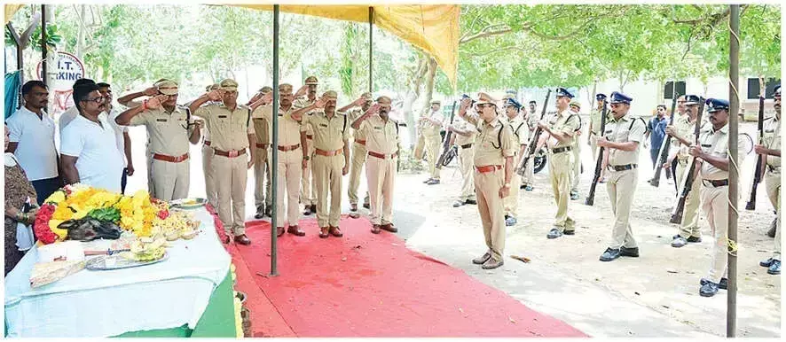 Andhra: अनकापल्ली पुलिस कुत्ते ‘जिक्की’ को राजकीय सम्मान के साथ अंतिम विदाई दी गई Andhra: अनकापल्ली पुलिस कुत्ते ‘जिक्की’ को राजकीय सम्मान के साथ अंतिम विदाई दी गई