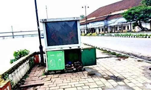 Panaji के स्मार्ट बिन क्षतिग्रस्त और उपेक्षित, जिससे स्वच्छ सड़कों का उद्देश्य विफल हो रहा Panaji के स्मार्ट बिन क्षतिग्रस्त और उपेक्षित, जिससे स्वच्छ सड़कों का उद्देश्य विफल हो रहा