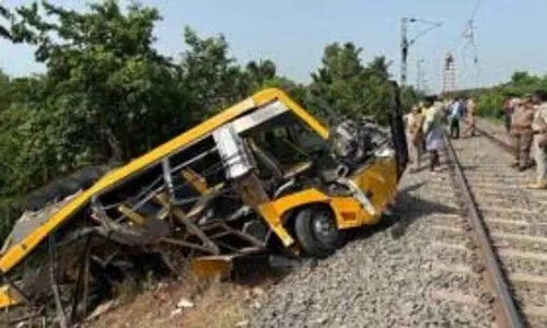 ट्रेन की चपेट में स्कूल वैन आने से 3 बच्चों की मौत