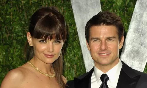 क्या Katie Holmes ने टॉम क्रूज और एना डी अर्मास के रोमांस की पुष्टि की है? क्या Katie Holmes ने टॉम क्रूज और एना डी अर्मास के रोमांस की पुष्टि की है?