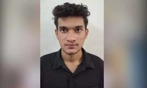 पुलिस स्टेशन परिसर में शिकायतकर्ताओं पर हमला करने के आरोप में युवक गिरफ्तार पुलिस स्टेशन परिसर में शिकायतकर्ताओं पर हमला करने के आरोप में युवक गिरफ्तार