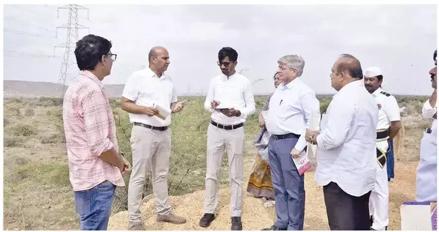Collector ने ताड़ीपटरी में केला अनुसंधान केंद्र के लिए भूमि का निरीक्षण किया Collector ने ताड़ीपटरी में केला अनुसंधान केंद्र के लिए भूमि का निरीक्षण किया