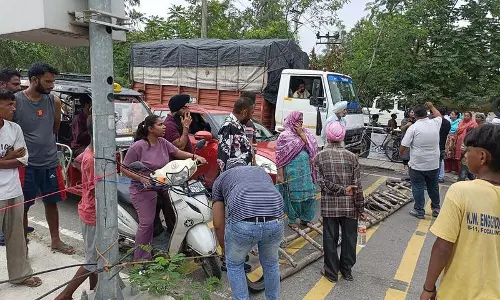 Colony निवासियों ने फ्लाईओवर रोका, बाढ़ रोकने के लिए नाले पर दीवार की मांग की