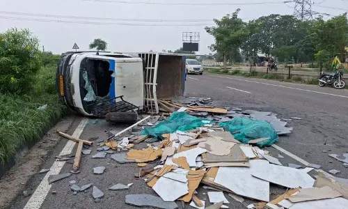 Phillaur के पास मार्बल से लदी पिकअप वैन पलटने से 3 की मौत Phillaur के पास मार्बल से लदी पिकअप वैन पलटने से 3 की मौत