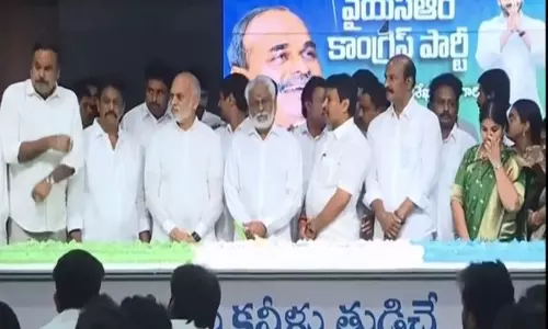 YSRCP नेताओं ने पूर्व सीएम वाईएसआर रेड्डी की 76वीं जयंती मनाई