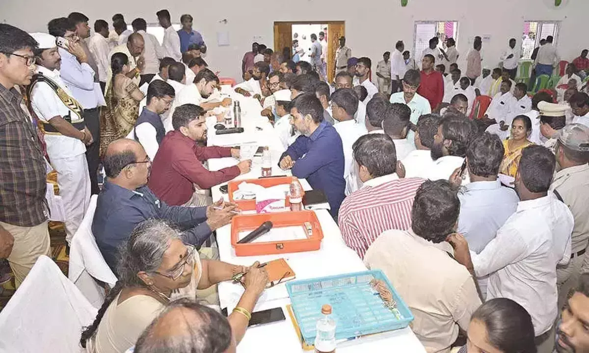 Collector ने अधिकारियों से कहा, सभी याचिकाओं का प्राथमिकता से निपटारा करें