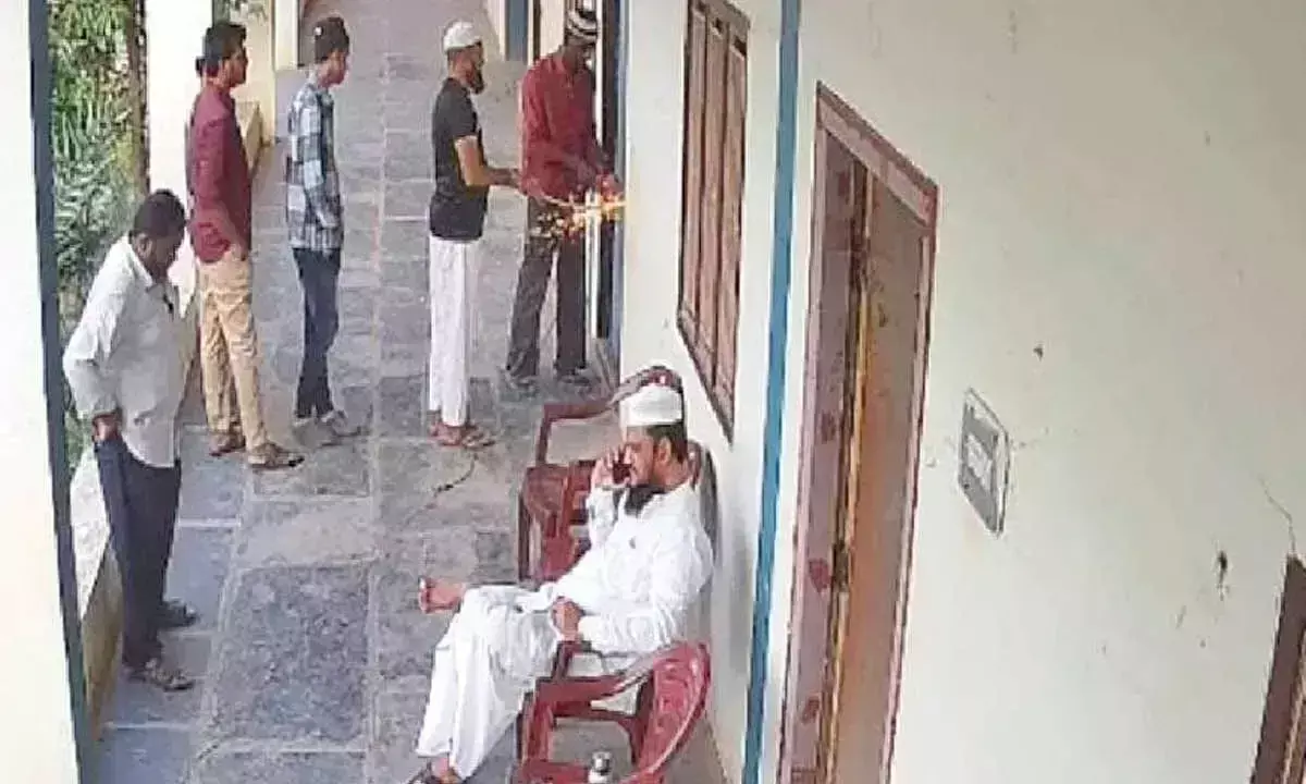 PDSU ने नांदयाल में जब्त वक्फ बोर्ड के कमरों को अनाधिकृत रूप से खोलने पर सवाल उठाया PDSU ने नांदयाल में जब्त वक्फ बोर्ड के कमरों को अनाधिकृत रूप से खोलने पर सवाल उठाया