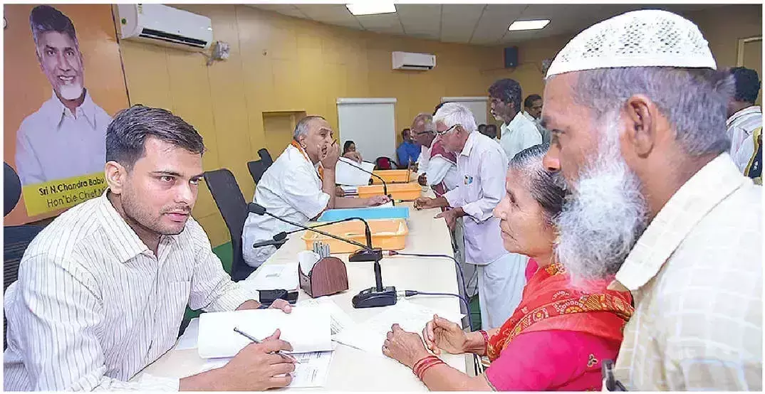 Andhra: अधिकारियों को आवेदकों की समस्याओं की अनदेखी न करने को कहा गया
