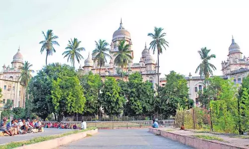 Telangana में 44 वरिष्ठ प्रोफेसरों को बाहरी कॉलेजों में स्थानांतरित करने से प्रतिभा पलायन का डर Telangana में 44 वरिष्ठ प्रोफेसरों को बाहरी कॉलेजों में स्थानांतरित करने से प्रतिभा पलायन का डर