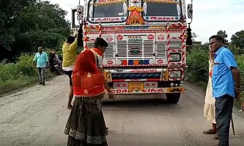 महिला ने नशे में हाईवे किया जाम, घंटों तक रुकी रही गाड़ियां